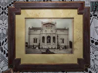 Ci spostiamo infine dinanzi a una parete con due foto che ritraggono la villa a inizio Novecento. Al tempo vi era un frontone triangolare, in cui era ricavata una loggia, che sovrastava un portico a tre arcate tipico del neoclassico eclettico di fine Ottocento
